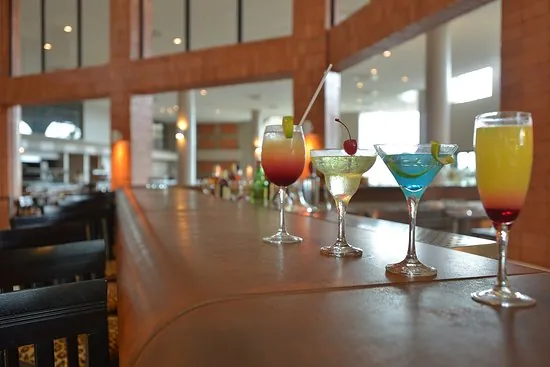 Drinques no balcão do Bar Cajú