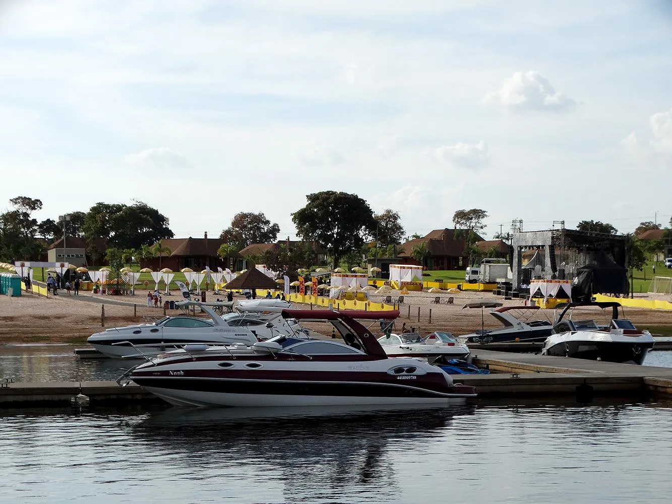 Marina do resort com lanchas atracadas