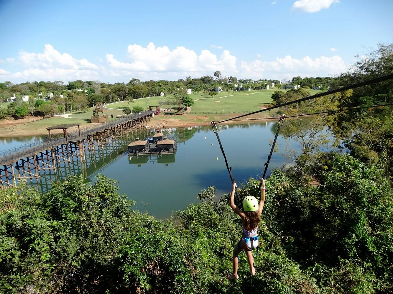 Vista do lago com a ponte da marina e a tirolesa